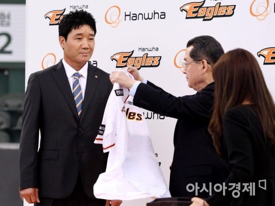 한용덕 한화 이글스 신임 감독(왼쪽)이 김신연 대표이사로부터 유니폼을 받고 있다.[사진=김현민 기자]