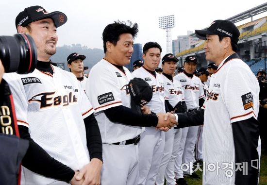 한용덕 한화 이글스 신임 감독(오른쪽)이 김태균을 비롯한 선수단과 상견례를 하고 있다.[사진=김현민 기자]
