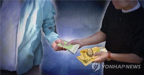 암표 문제는 어제오늘 일이 아니다. 지난 연말에도 각종 콘서트와 공연 등을 놓고 사기와 암표가 기승을 부렸다. 단순히 되파는 것을 넘어 매크로 프로그램 등을 이용해 조직적으로 이뤄지는 등, 사기의 위험성도 있다. 일각에선 엄벌 등 대책 마련이 필요하다는 지적이 나온다.[출처=연합뉴스]