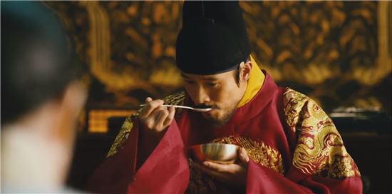 영화 '광해, 왕이 된 남자'에서 팥죽은 주인공 하선(이병헌 분)이 군주로 성장하는 과정에 중요한 역할을 한다. 사진 = 영화 ''광해, 왕이 된 남자' 스틸 컷