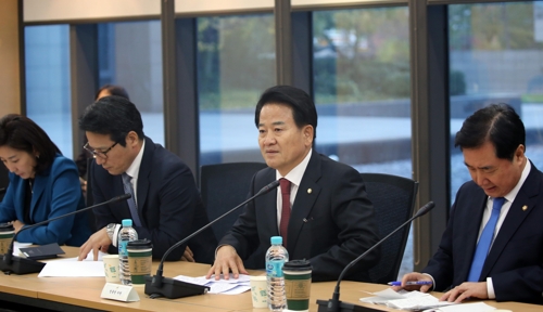 3일 오후 중국 베이징 주중 한국대사관에서 열린 '북핵위기 해법 모색을 위한 의원 대표단' 기자간담회에서 단장인 정동영 국민의당 의원이 기자들의 질문에 답을 하고 있다. [이미지출처=연합뉴스]