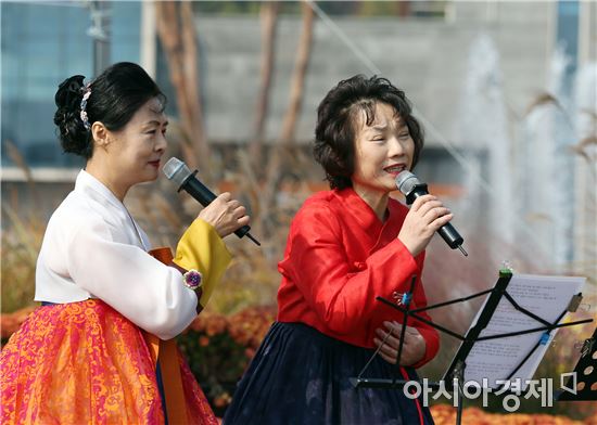함평군 국향대전 시낭송에서 이은(왼쪽)씨와 조연화씨가 시를 낭송하고있다.
