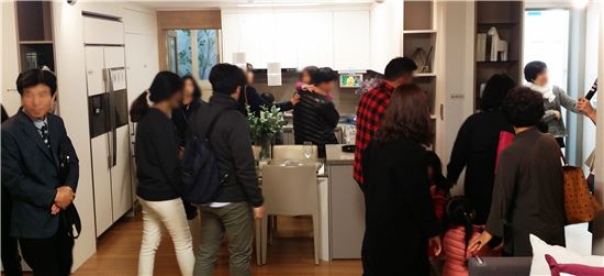 ▲ 수요자들이 두산건설이 서대문구에 공급하는 북한산 두산위브 2차 견본주택 내부 유닛을 둘러보고 있다.