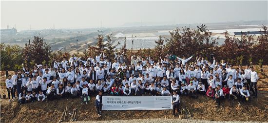 현대자동차는 지난 4일 '아이오닉 롱기스트 런' 참가자 200명과 인천시 서구 수도권 매립지에서 '아이오닉 포레스트 나무 심기 행사'를 진행했다. 나무 심기 행사에서 참여한 참가자들이 단체 사진을 찍고 있다.