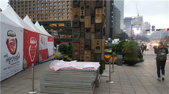 지난 2일 서울광장에 설치 돼 있는 '시민의 목소리' 조형물 앞에 '서울김장문화축제' 관련 물품이 쌓여 시민의 접근이 차단됐다.