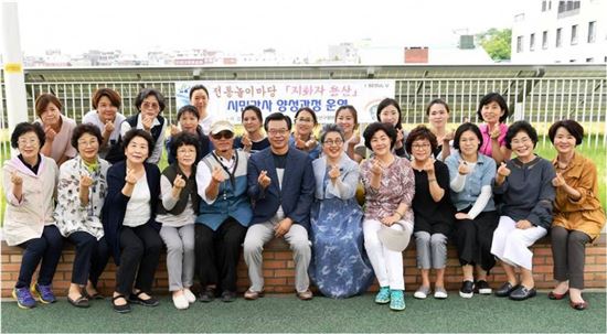 성장현 용산구청장이 전통놀이 시민강사들과 포즈를 취했다.