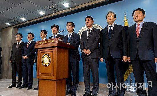 朴 때문에 탈당한 바른정당 통합파 "文  폭주 막으러 한국당 복당"