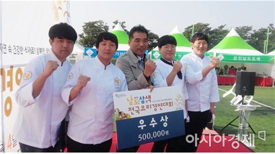 이현우, 김한나라, 이무형 교수, 김정현, 김명수(1년) 학생(왼쪽부터)이 기념촬영을 하고있다.
