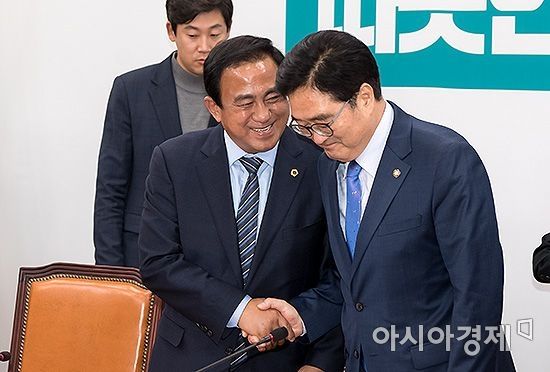 [포토] 양준욱 서울시의회 의장과 인사 나누는 우원식 