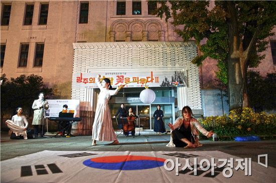 광주5·18 당시 시민군상황실장으로 군부에 맞서다 희생됐던 故 김영철 열사의 딸 김연우 씨가 춤을 추고 있다. 광주5·18 당시 분수대 위에서 태극기를 휘날리던 故 김영철 열사의 딸 김연우 씨의 손에 쥐어진 등은 우리들의 아버지, 오빠, 누이들의 등불로 그려냈다. 사진=이설제 사진작가
