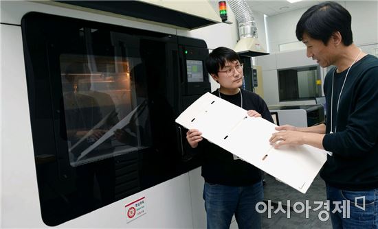 ▲LG전자 연구원이 창원R&D센터 3D프린터실에서 냉장고 부품 모형을 만들고 있다. (제공=LG전자)
