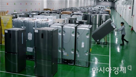 ▲LG전자 창원 R&D센터 시료실에서 연구원이 빌려갔던 시료를 반납하고 있다.(제공=LG전자)