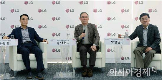 ▲송대현 LG전자 H&A사업본부장이 6일 창원R&D센터에서 열린 기자간담회에서 기자들의 질문에 답하고 있다. (제공=LG전자)
