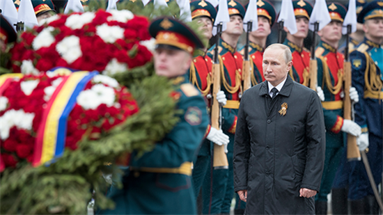 지난 5월, 2차대전 승전 기념일 군사퍼레이드에 참석한 푸틴대통령 모습. 이번 11월7일에도 러시아 정부의 공식 행사는 군사퍼레이드가 될 것으로 예상된다.(사진=연합뉴스)