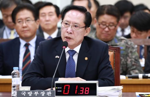 송영무 국방장관이 7일 오전 국회 국방위원회에서 열린 전체회의에서 국방부 2018년도 예산안에 대한 질의에 답하고 있다. (사진=연합뉴스)