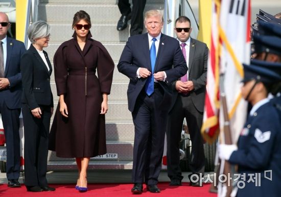 멜라니아 ‘방한 패션’ 자주색 코트에 파란색 구두 포인트...가격대는?