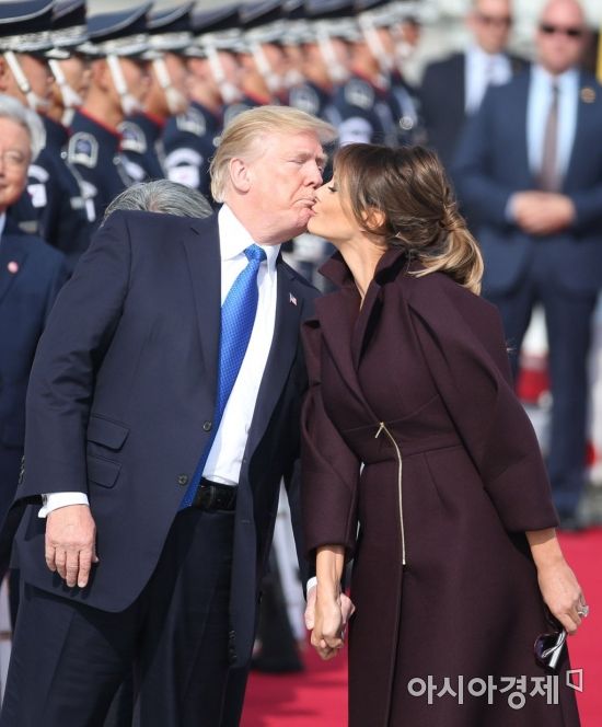 멜라니아 ‘방한 패션’ 자주색 코트에 파란색 구두 포인트...가격대는?