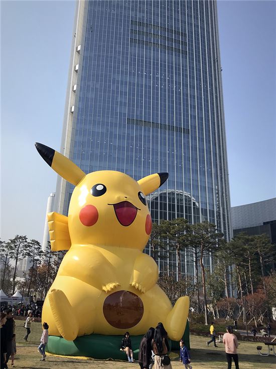 SK텔레콤은 포켓몬고 제로레이팅 서비스를 통해 데이터 215TB를 제공, 총 33억원의 통신비 절감효과를 냈다고 밝혔다. 사진은 포켓몬고 매니아 고객들이 지난 4일 '포켓몬 페스타' 현장에 참석해 이벤트를 즐기고 있는 모습.