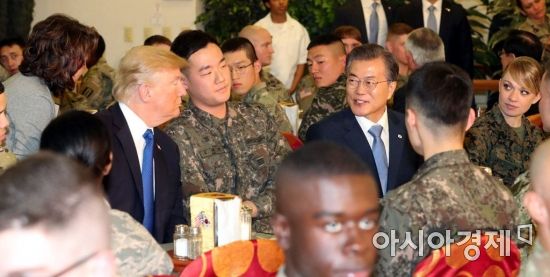 문재인 대통령과 도널드 트럼프 미국 대통령이 7일 경기 평택 미군기지인 '캠프 험프리스' 내 식당에서 한미 장병들과 오찬을 함께 하고 있다. 