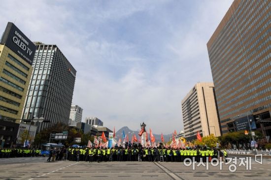 [포토] 경찰 병력에 둘러 싸인 트럼프 대통령 방한 반대 집회 참가자들