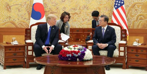 문재인 대통령과 도널드 트럼프 미국 대통령이 7일 오후 청와대에서 열린 단독정상회담에서 환담하고 있다.[사진=연합뉴스]