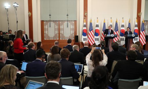 문재인 대통령과 도널드 트럼프 미국 대통령이 7일 오후 청와대에서 열린 공동기자회견에서 기자들의 질문을 듣고 있다. 사진=연합뉴스