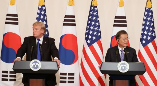  문재인 대통령과 도널드 트럼프 미국 대통령이 7일 오후 청와대에서 정상회담을 마친 뒤 열린 공동기자회견에서 기자들의 질문에 답하고 있다. 사진=연합뉴스