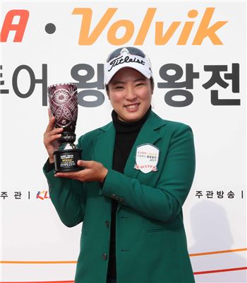 김윤교가 볼빅 드림투어 왕중왕전 우승 직후 트로피를 들고 포즈를 취했다. 사진=KLPGA
