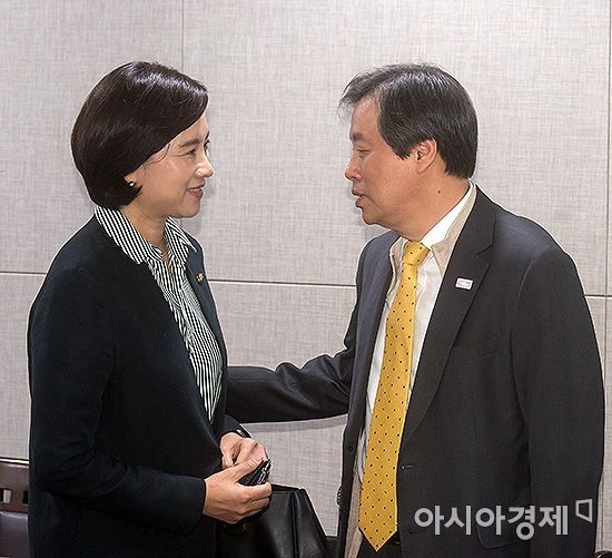 [포토] 유은혜 의원과 이야기 나누는 도종환 장관