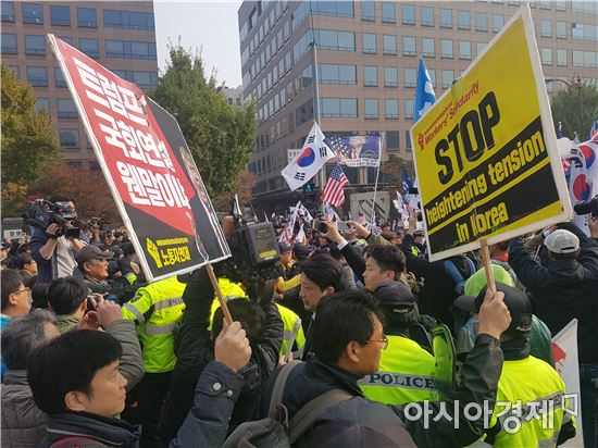 [트럼프 방한]친미·반미단체 결국 국회 앞서 충돌(종합)