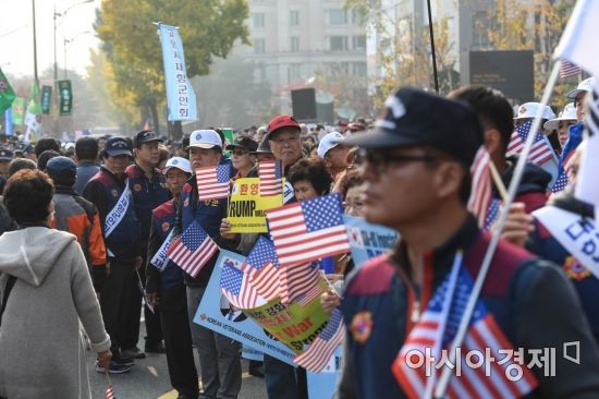 [트럼프 방한]친미·반미단체 결국 국회 앞서 충돌(종합)