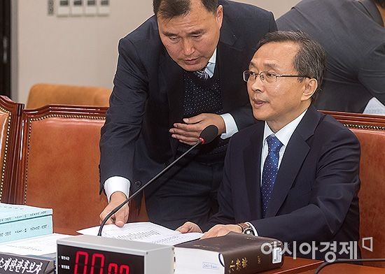 [포토] 보고받는 유남석 헌재재판관 후보자