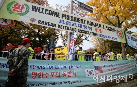 [포토]트럼프 환영 현수막 붙은 현충원