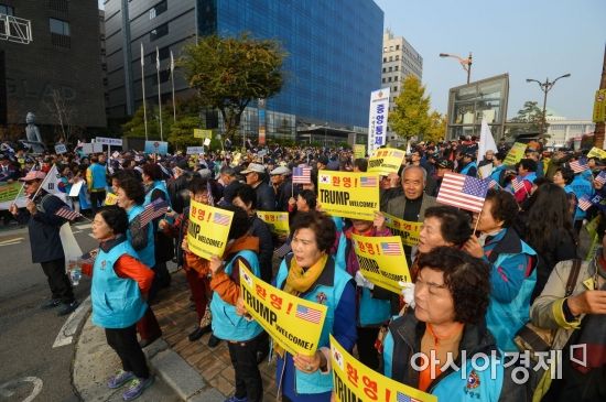 [포토]트럼프 대통령 환영하는 시민들
