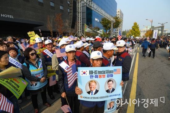 [포토]트럼프 대통령 국회 연설 지지하는 시민들