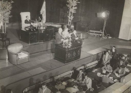 [이미지출처=연합뉴스]드와이트 아이젠하워 미국 전 대통령이 지난 1960년 4대 국회 본회의장에서 연설하고 있다.