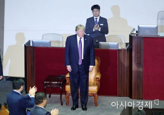 [포토] 국회 본회의장 들어선 트럼프 미 대통령