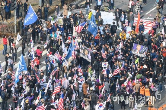 [포토] 충돌하는 트럼프 방한 찬반 집단