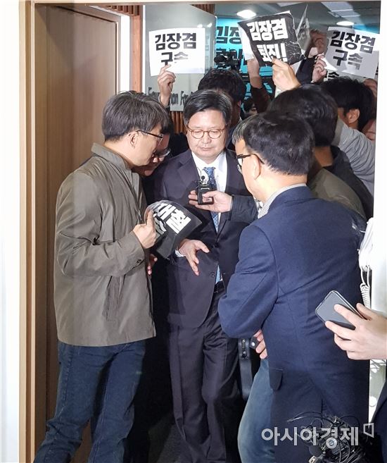 김장겸 MBC 사장이 8일 서울 여의도 율촌빌딩 방문진 이사회 회의에 참석하려다 노조원들의 반발에 부딪혀 결국 돌아갔다.