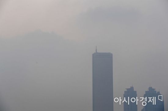 [포토] 미세먼지에 휩싸인 서울도심