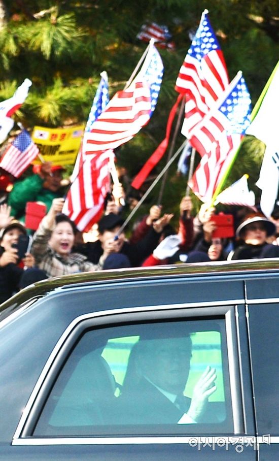 [포토]성조기 인파 속 트럼프 대통령 