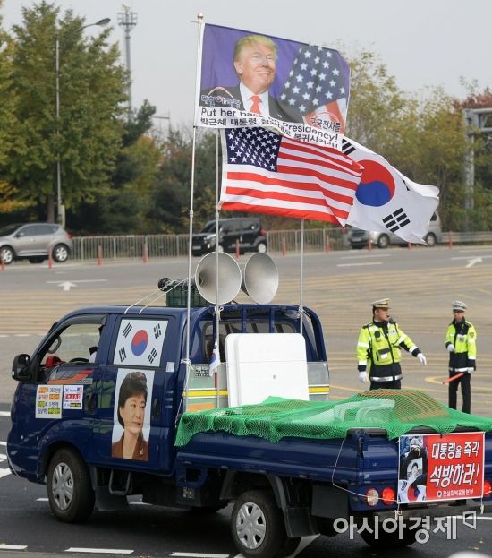 [포토]트럼프 환영대회 속 박근혜 석방 주장하는 차량