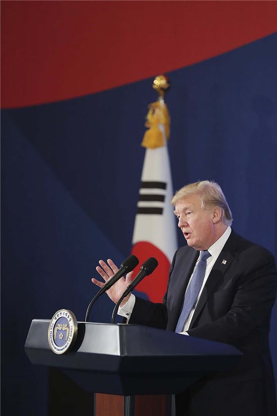 도널드 트럼프 미국 대통령이 7일 청와대 영빈관에서 열린 국빈만찬에서 만찬사를 하고 있다.[사진=청와대]