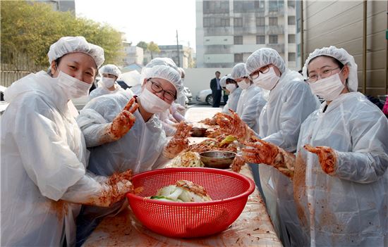 [포토]광주 동구, 다문화가족과 함께 김치담그기 체험