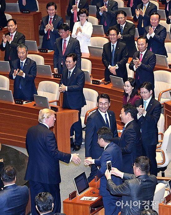 [포토] 의원들과 악수 나누는 트럼프 미 대통령