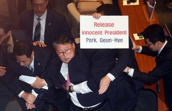 조원진, 트럼프 국회연설서 “박근혜 석방” 돌발행동…강제로 끌려나가 