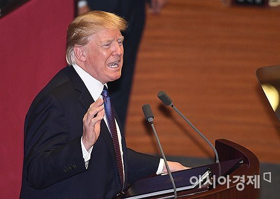 연설 중 '골프'이야기로 한국 국회의원 웃게 만든 트럼프