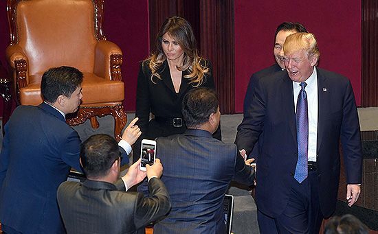 [포토] 의원들과 인사 나누는 트럼프 미 대통령