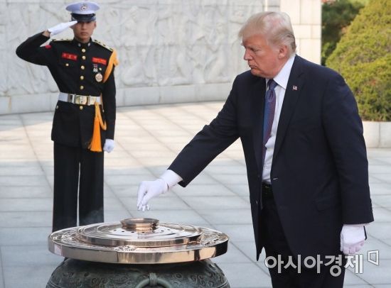 [포토]분향하는 트럼프 미 대통령