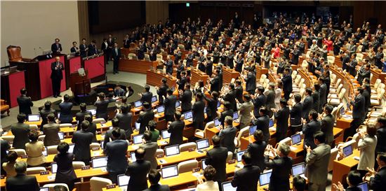 8일 트럼프 대통령의 국회연설에서 의원들이 박수를 치고 있다. 사진=연합뉴스